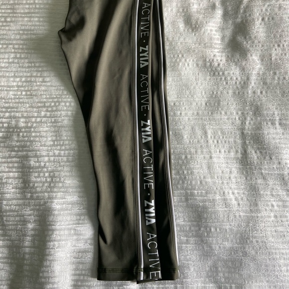 Zyia Olive Logo Stripe Light n Tight Hi-Rise 20” capri length leggings - Picture 2 of 7